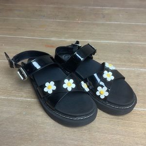 Girls Black patent platform sandals with Daisys Sz 2